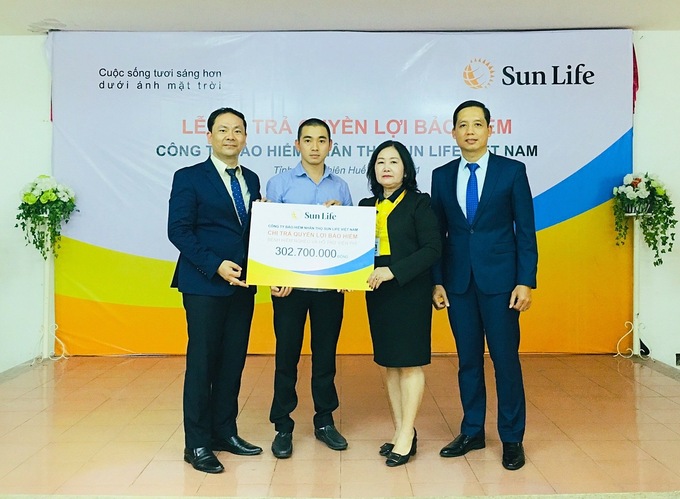 Sun Life Việt Nam chi trả 302 triệu đồng cho ông Tống Văn Đại bệnh nhân ung thư tuyến giáp tại thành phố Huế.